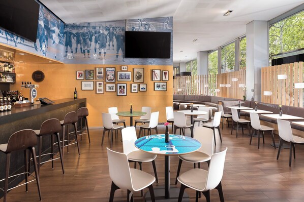 Serves brunch and happy hour