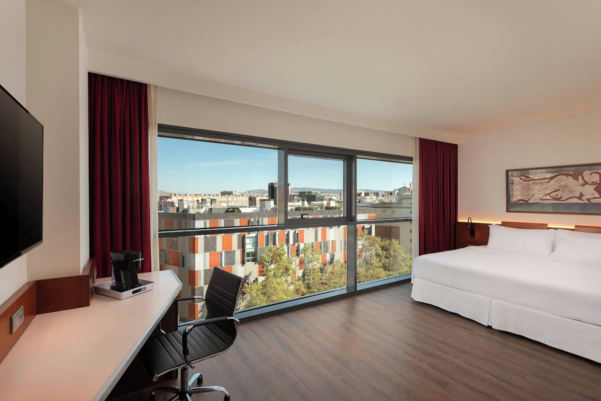 Room, 1 King Bed, Corner | City view