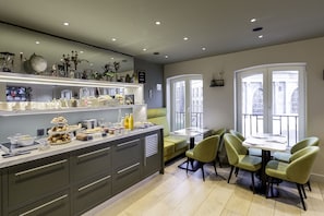 Desayuno buffet (EUR 13 por persona)