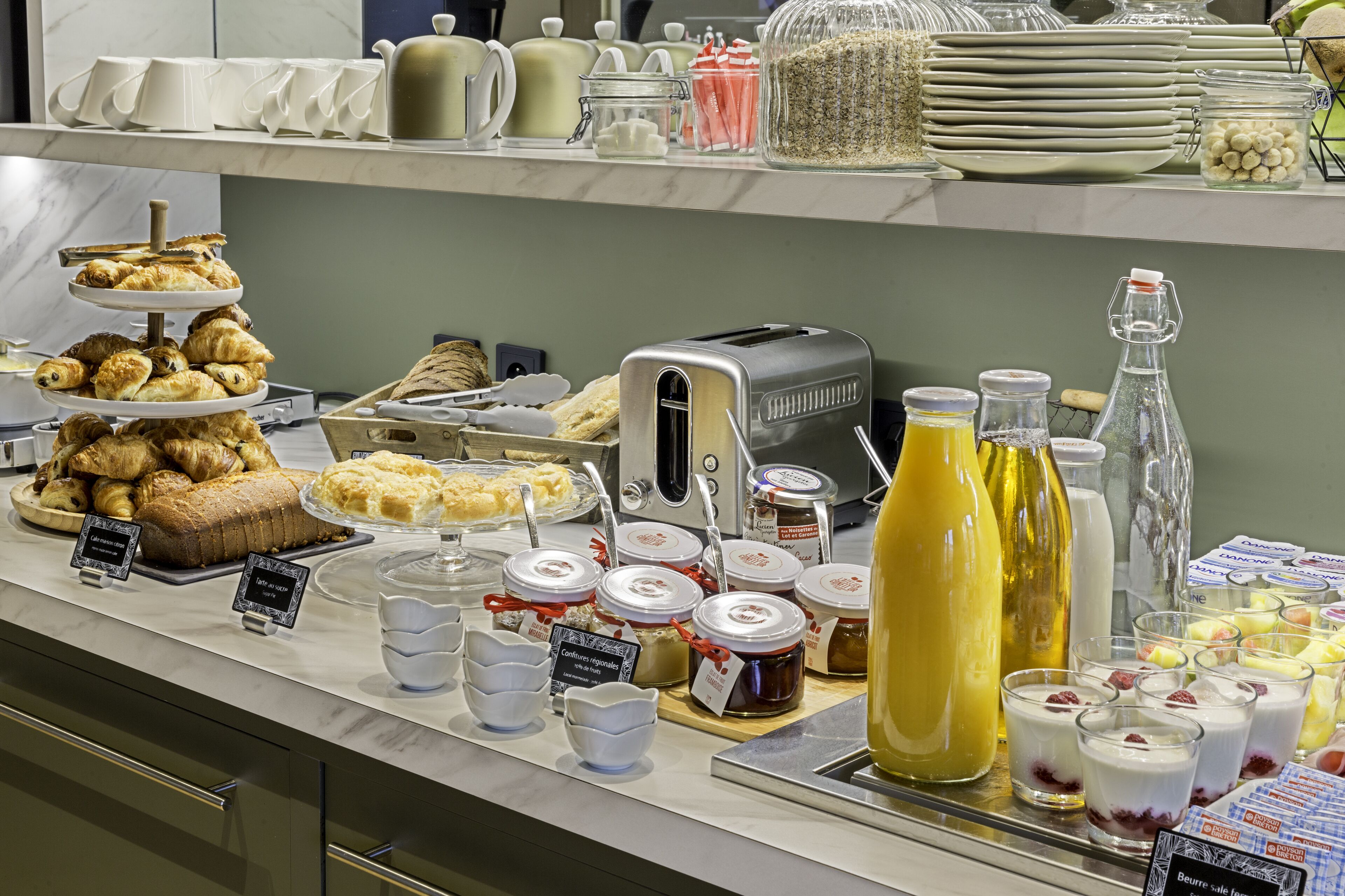 Se ofrece un desayuno bufé todos los días (13 EUR por persona)