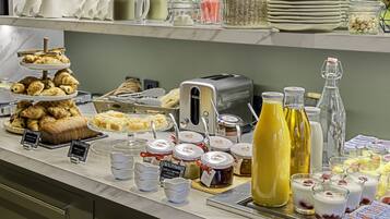 Petit déjeuner buffet (13 EUR par personne)