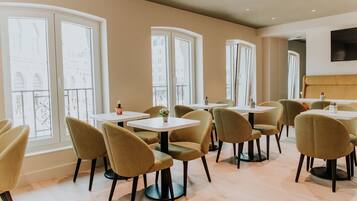 Dagelijks ontbijtbuffet (EUR 14 per persoon)