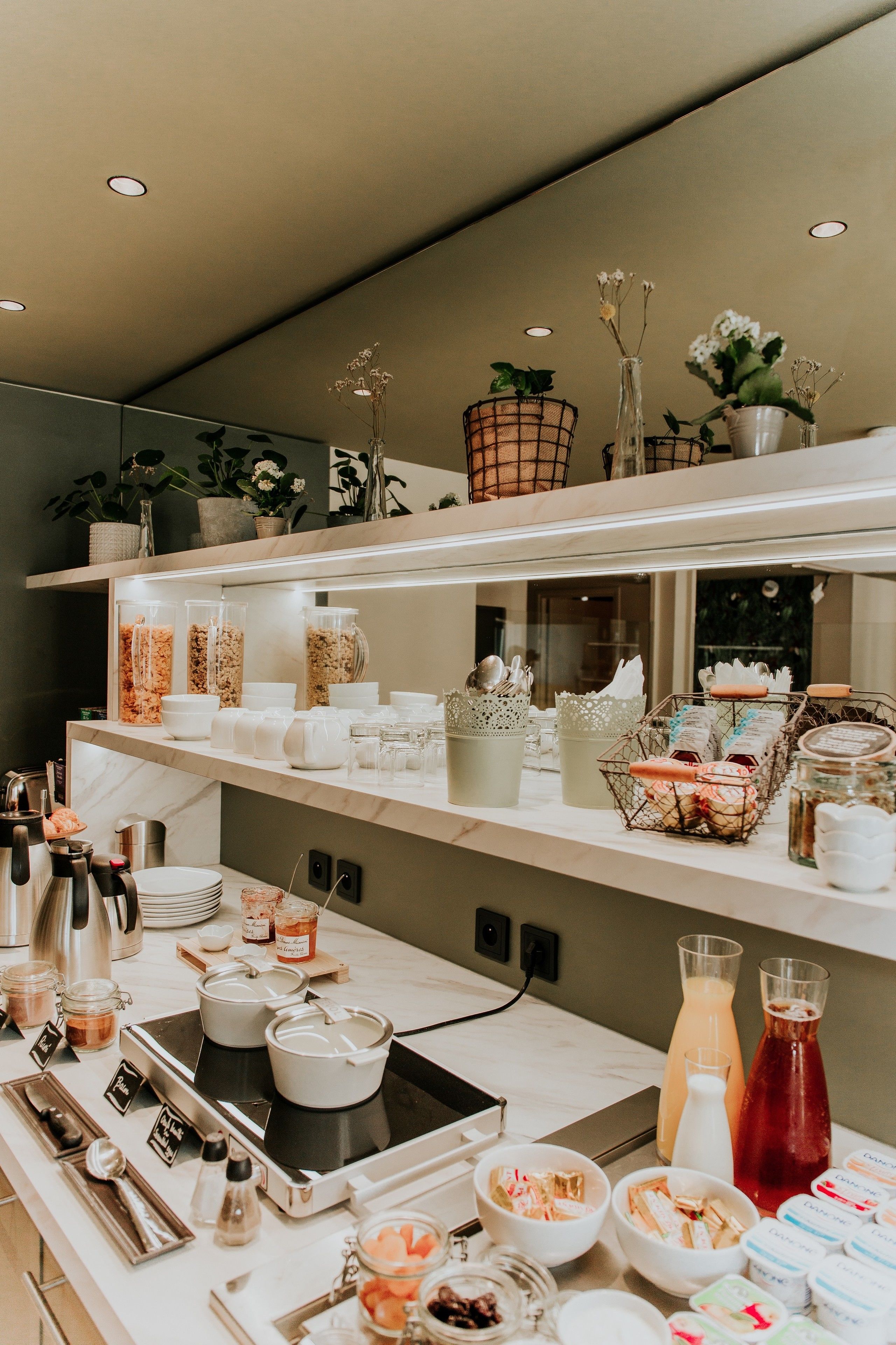 朝食 (ビュッフェ)、毎日提供 (1 名様 13 EUR)