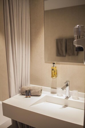 Chambre Double Supérieure, salle de bains privée | Salle de bain | Articles de toilette gratuits, sèche-cheveux, serviettes fournies