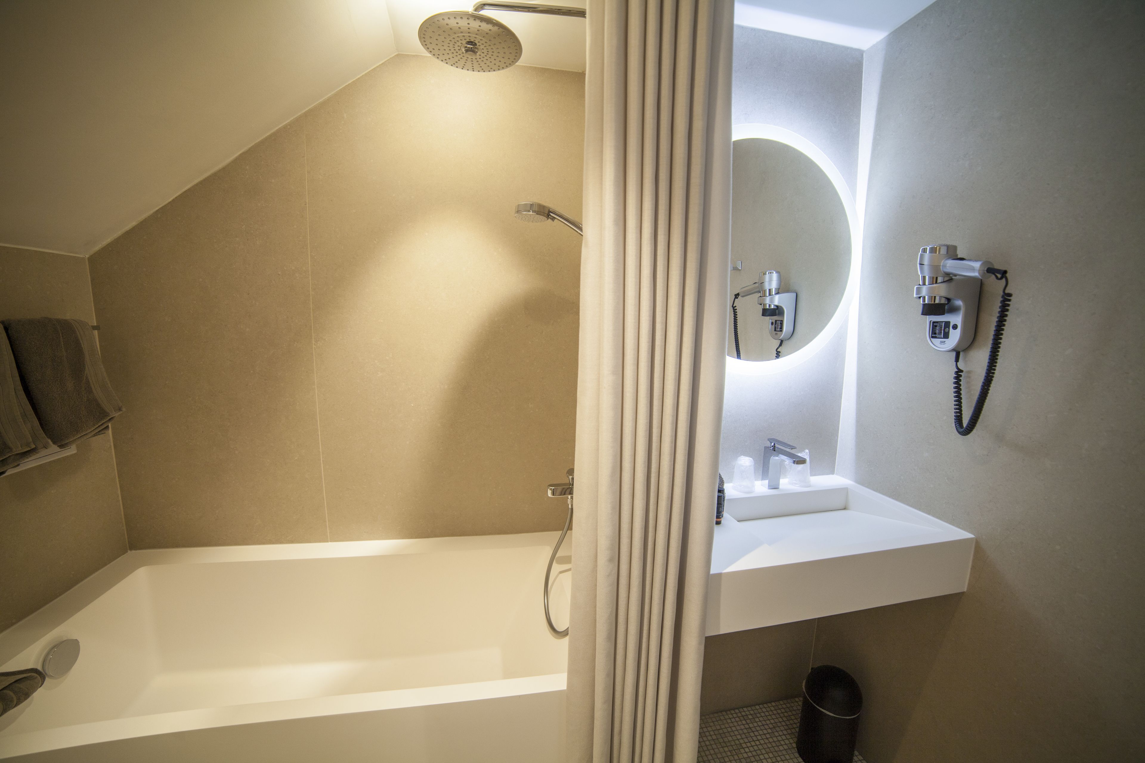 deluxe quadruple room, non smoking, private bathroom | bathroom | free toiletries, hair dryer, towels