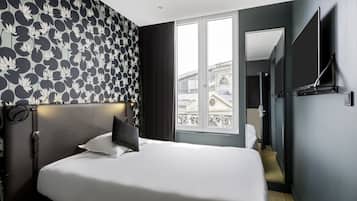 Caja de seguridad en la habitación, escritorio y cortinas blackout