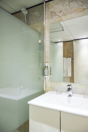 Chambre, 1 lit double (Pop Room) | Salle de bain
