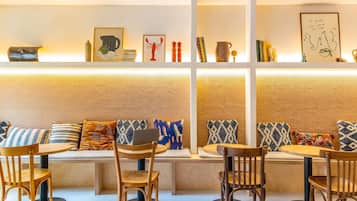 Petit déjeuner buffet (13.90 EUR par personne)