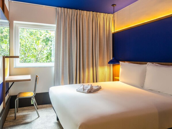 In-room safe, soundproofing, iron/ironing board, free WiFi