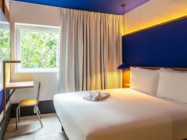 In-room safe, soundproofing, iron/ironing board, free WiFi