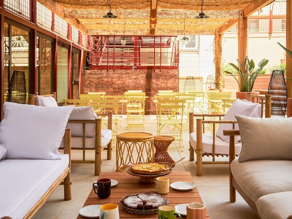 Desayuno buffet diario (EUR 13.90 por persona)