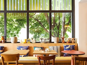 Desayuno buffet diario (EUR 13.90 por persona)