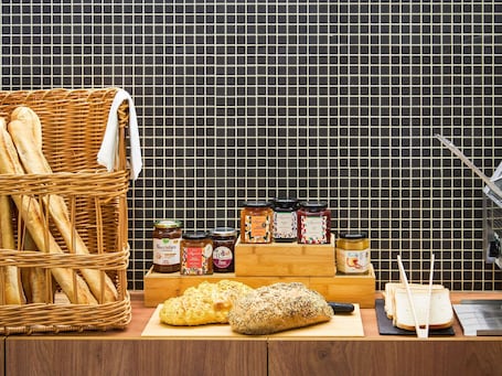 Desayuno buffet diario (EUR 13.90 por persona)