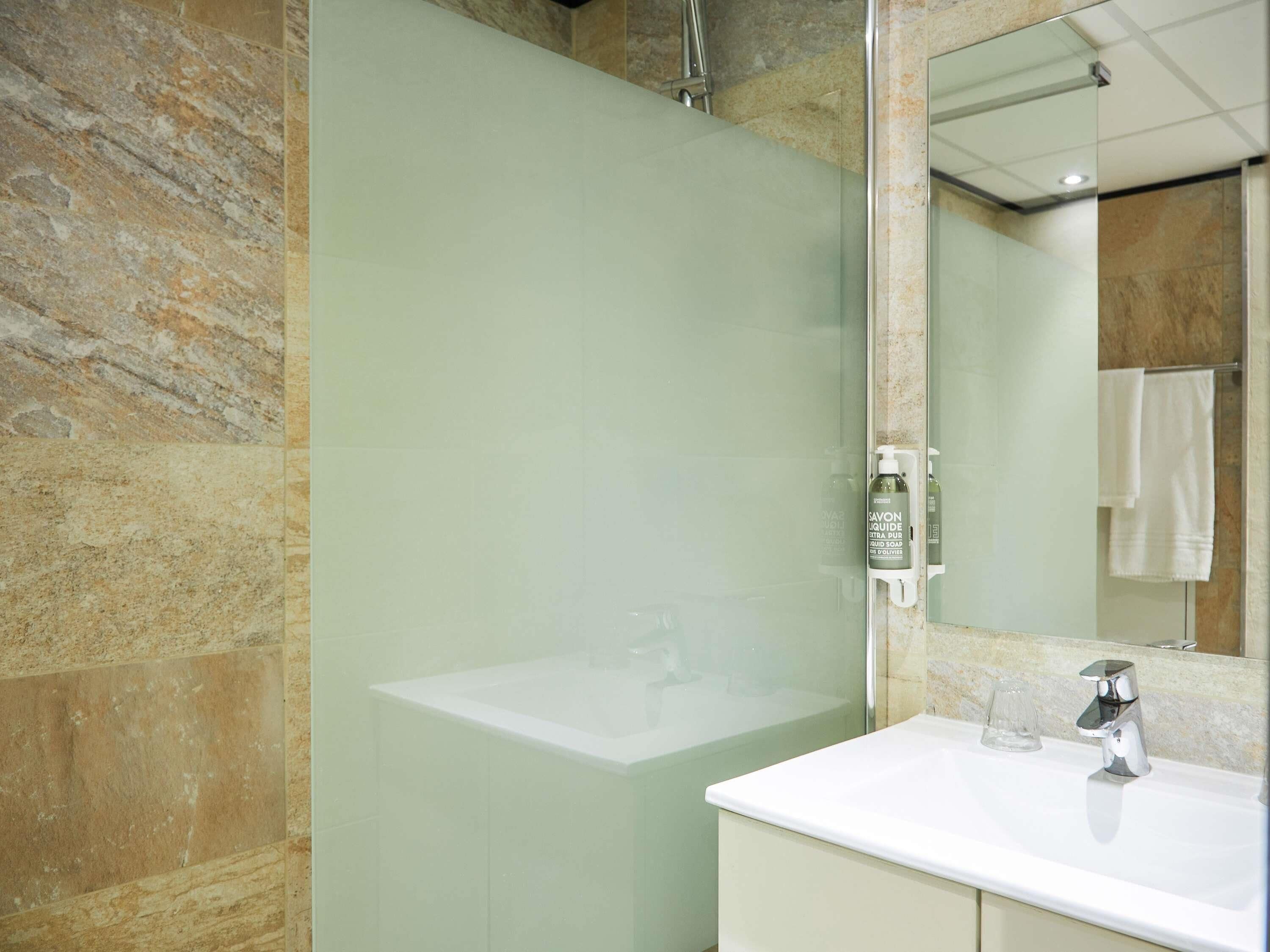 セーフティボックス (室内)、客室ごとに異なる装飾、客室ごとに異なるインテリア、デスク