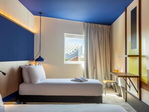 In-room safe, individually decorated, individually furnished, desk - greet hotel Marseille Parc Chanot Vélodrome by Accor (Marseille)