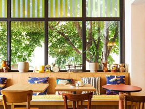 Tägliches Frühstücksbuffet (13.90 EUR pro Person)