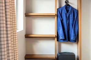 Caja de seguridad en la habitación y decoración personalizada