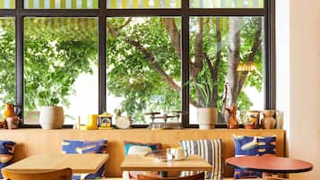 Desayuno buffet diario (EUR 13.90 por persona)