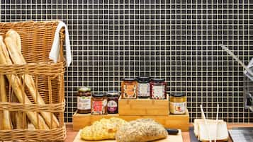 Petit déjeuner buffet (13.90 EUR par personne)