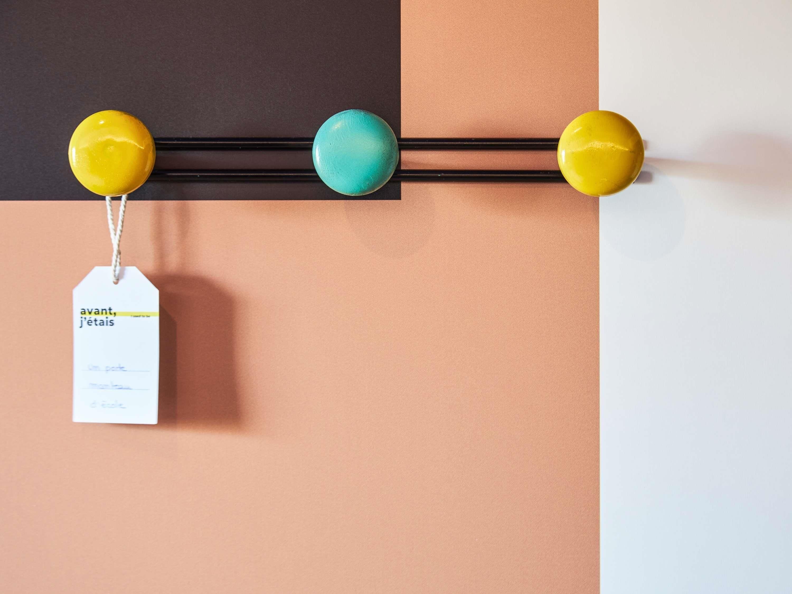 ルーム シングルベッド 2 台 (Pop Room) | セーフティボックス (室内)、客室ごとに異なる装飾、客室ごとに異なるインテリア、デスク