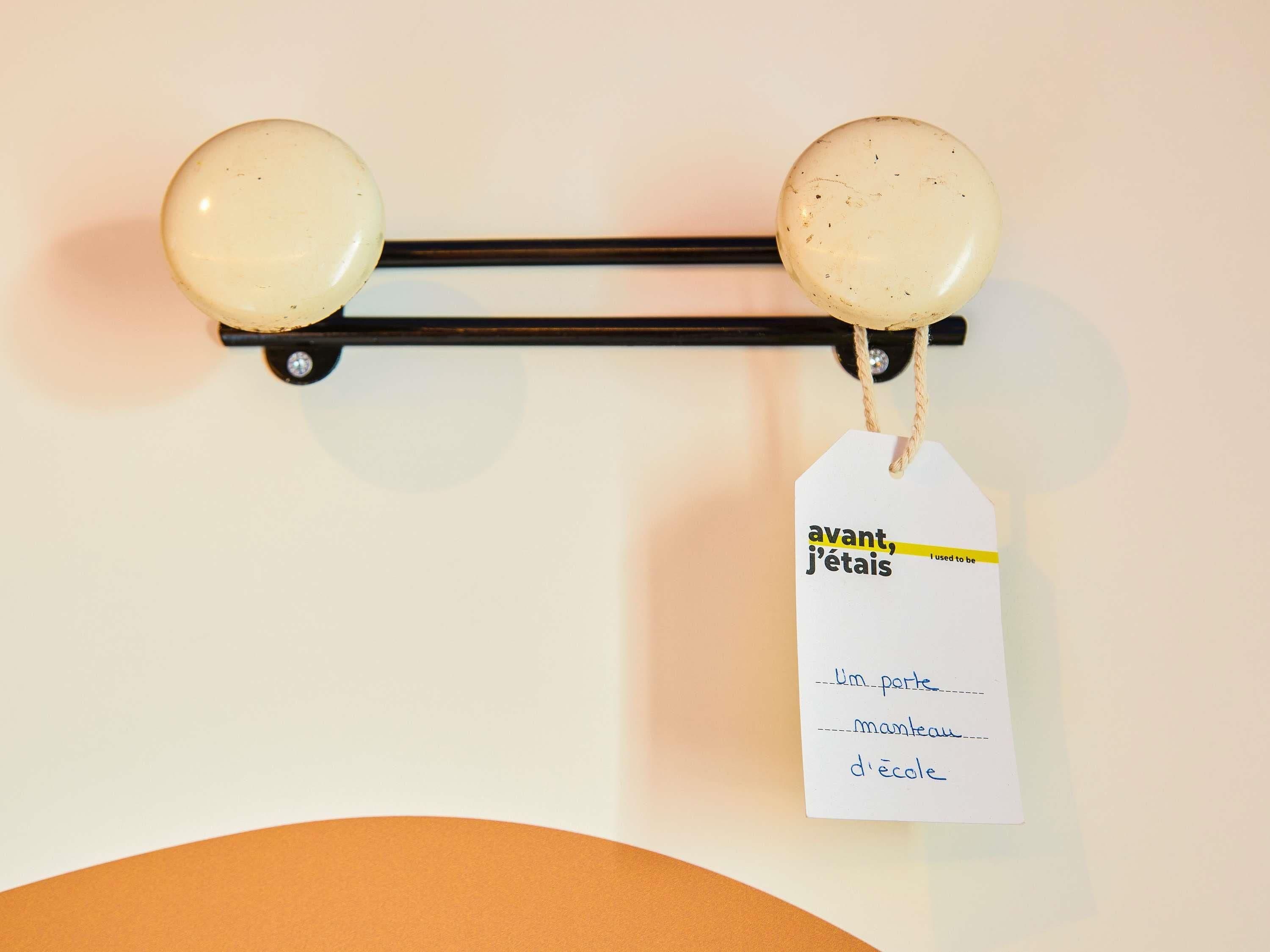 Un luminaire mural avec une étiquette fixée.