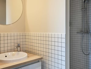 Douche, sĂšche-cheveux, serviettes fournies