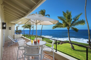 Deluxe Condo, 2 Bedrooms, Kitchen, Oceanfront | Premium bedding, in-room safe, individually decorated at Whalers Cove Oceanfront Resort