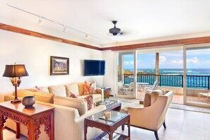 Ropa de cama de alta calidad y caja de seguridad en la habitación 