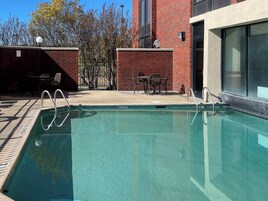Una piscina techada, una piscina al aire libre