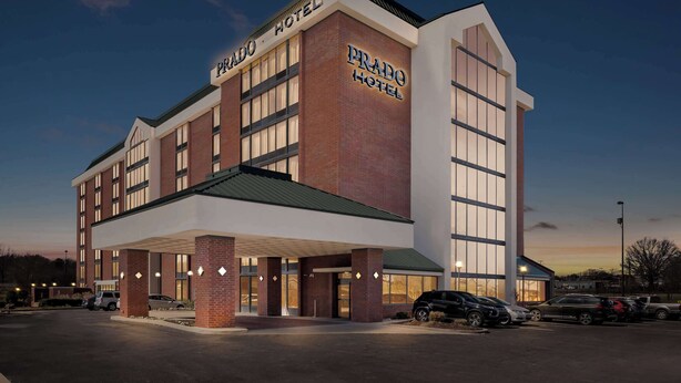 A hotel with a modern design, featuring a prominent entrance and multiple parking spaces. - Prado Hotel (Ridgeland)