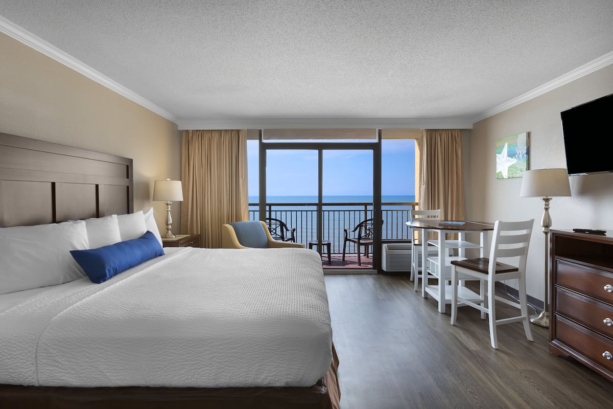 Oceanfront King Efficiency | In-room safe, individually decorated, individually furnished