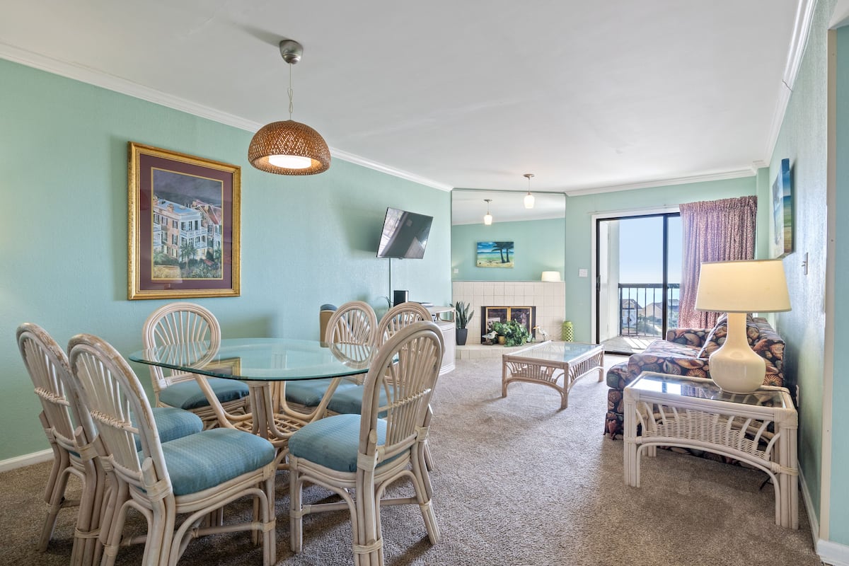 Chambre Standard, 3 chambres (Sea Mark) | Aire de séjour | Téléviseur à écran plat de 32 po avec télévision par câble, téléviseur