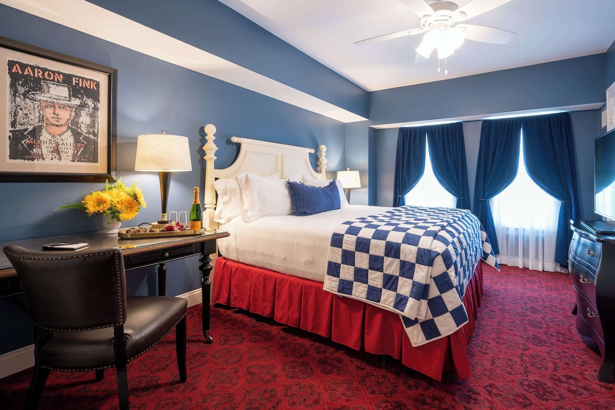 Deluxe Room, 1 King Bed | Frette Italian sheets, premium bedding, in-room safe, soundproofing
