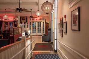 Lobby - The Kendall Hotel at the Engine 7 Firehouse (Cambridge)