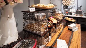 Mostra de forns amb pa, pastissos i una zona de cafè.