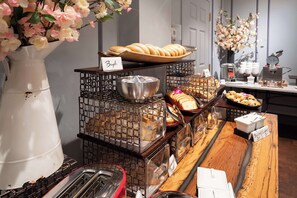 Buffet déjeuner gratuit tous les jours