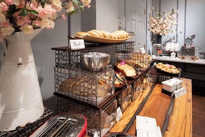 Buffet déjeuner gratuit tous les jours