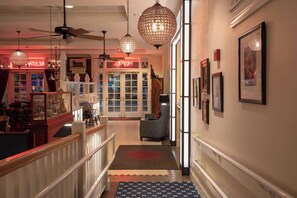 Lobby lounge - The Kendall Hotel at the Engine 7 Firehouse (Cambridge)