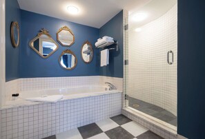 Suite de lujo, 1 habitación | Baño | Amenidades de baño de diseñador, secadora de cabello, batas, toallas 