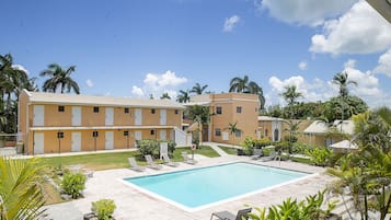 Room, Poolside | Pool | Outdoor pool, pool loungers