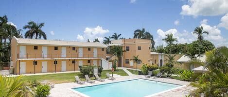 Zimmer, Poolseite | Pool | Außenpool, Liegestühle