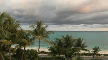 På stranden, vit sandstrand och strandhanddukar