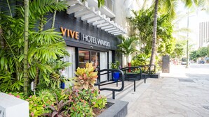 A hotel entrance with a sign reading "VIVE HOTEL WAIKI". - Vive Hotel Waikiki (Honolulu)