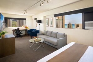 Premium bedding, down comforters, in-room safe, desk - Vive Hotel Waikiki (Honolulu)