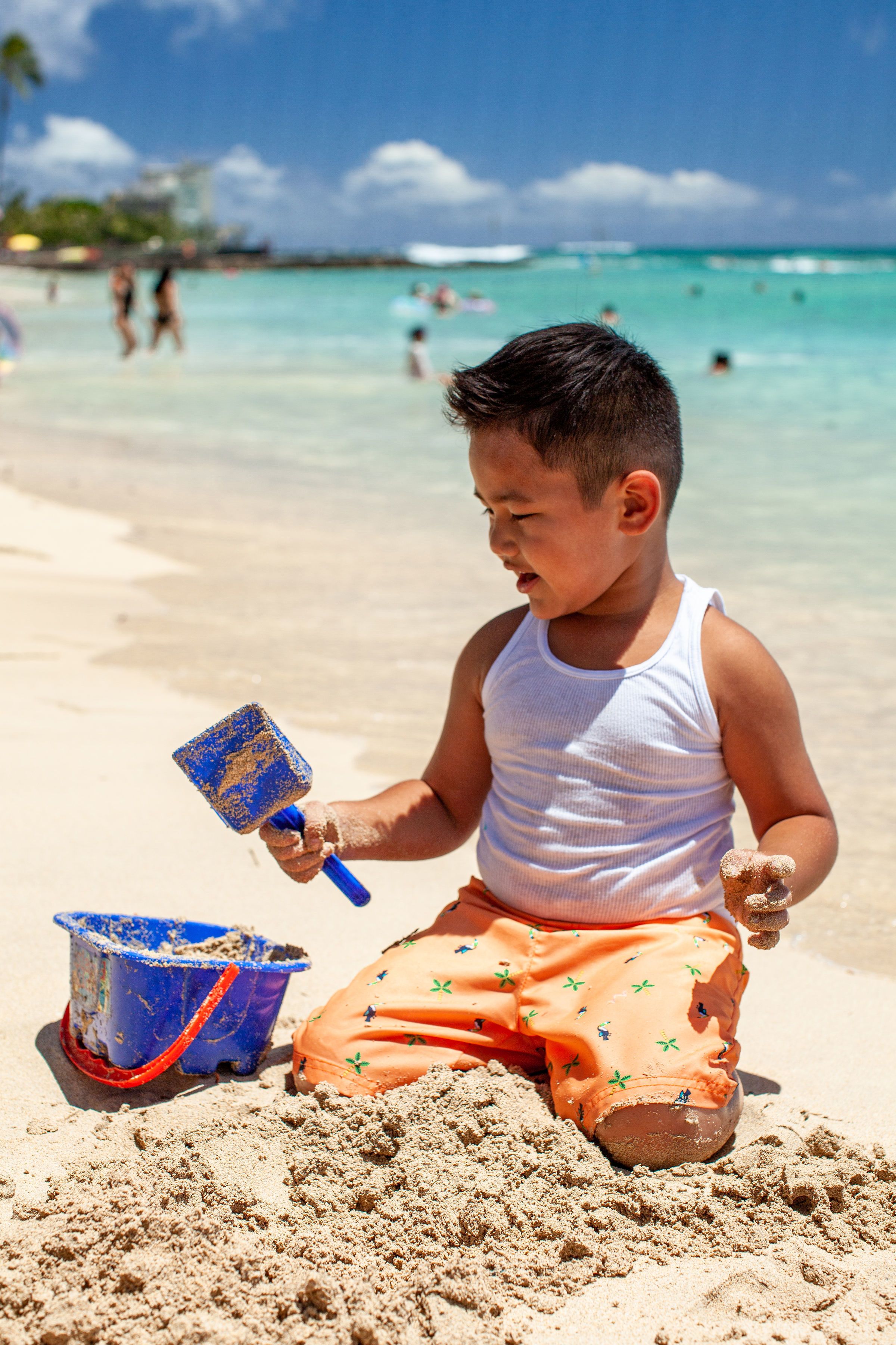 Un enfant qui joue dans le sable sur une plage.