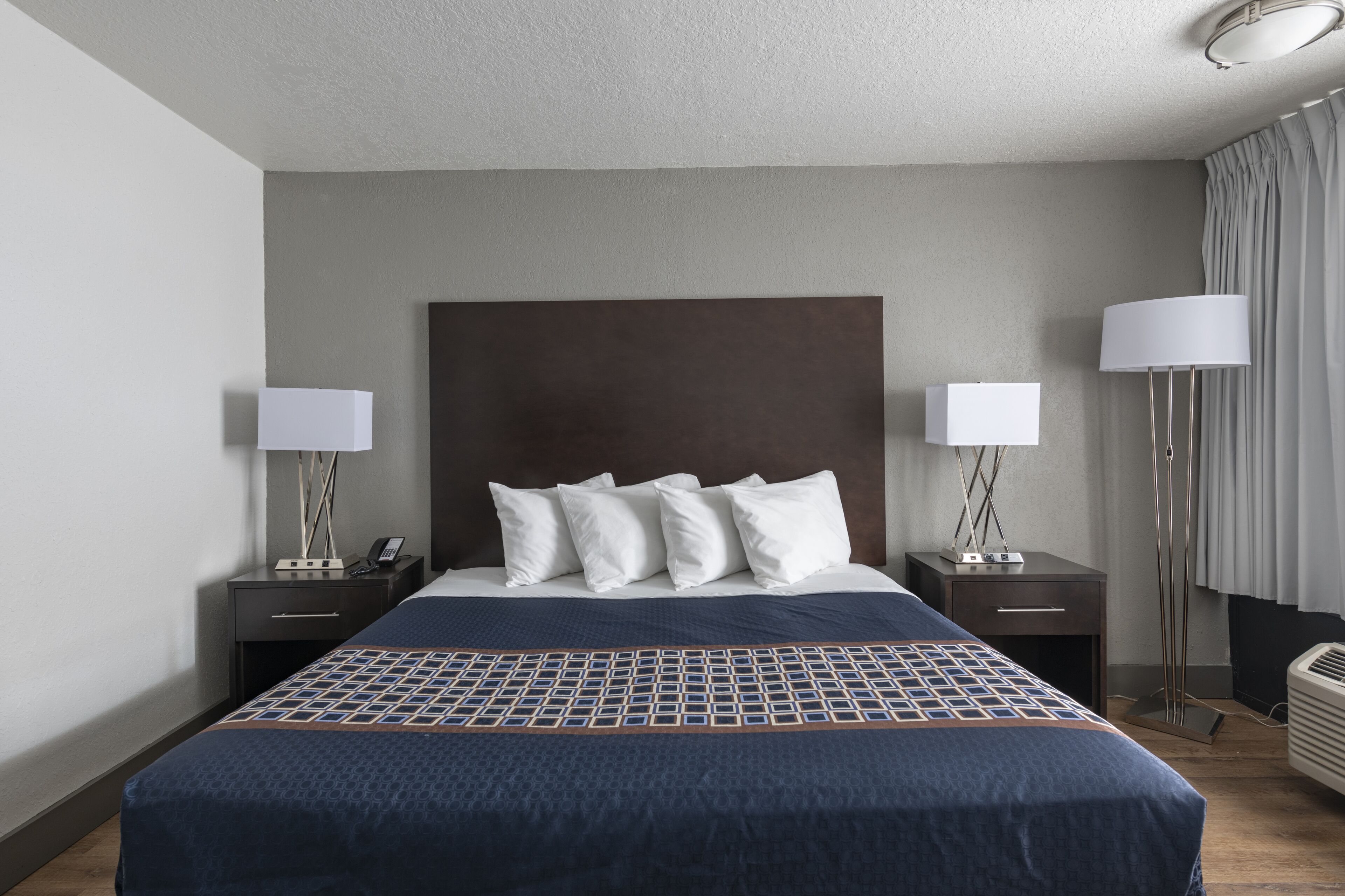 1 habitación, caja de seguridad en la habitación y escritorio 