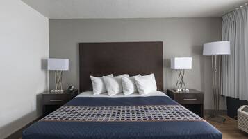 1 habitación, caja de seguridad en la habitación y escritorio