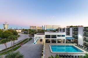 Szabadtéri medence, napernyők és napozóágyak