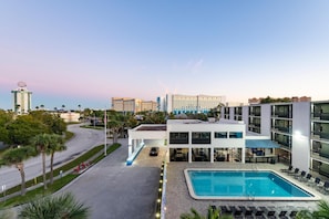 Piscina a l'aire lliure, para-sols i gandules