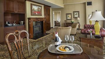 Presidentiële suite, 1 kingsize bed | Woonruimte | Een 37-inch ledtelevisie met kabelzenders en een televisie